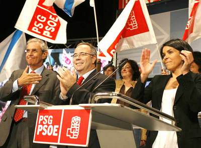 Touriño, ayer en Santiago, junto a Xosé Sánchez Bugallo y Mercedes Rosón, la 'número dos' de su lista.