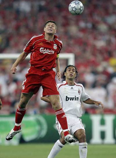 Gerrard cabecea un balón ante Nesta.