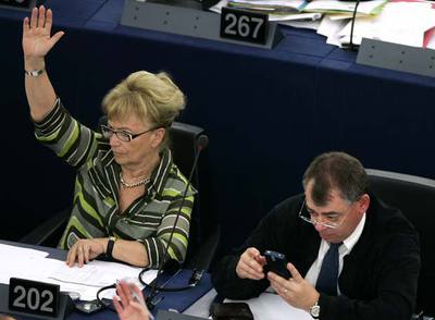 Dos eurodiputados alemanes, durante la votación en el Parlamento Europeo sobre las nuevas tarifas de móvil.