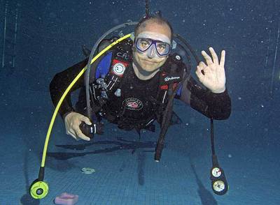 El candidato Miguel Sebastián, en una piscina de entrenamiento de buzos.