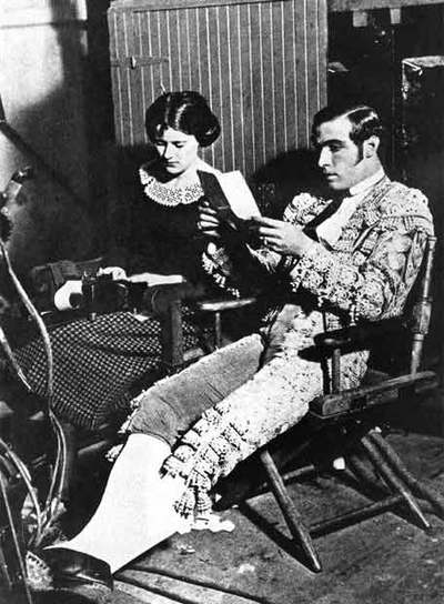 Rodolfo Valentino, en un descanso del rodaje de  Sangre y arena. 