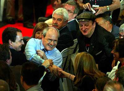 Zapatero (izquierda) y Montilla saludan a algunos asistentes al mitin ante la mirada de Maragall y Gurruchaga.