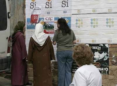 Inmigrantes magrebíes, en el mercadillo de Cascante (Navarra).