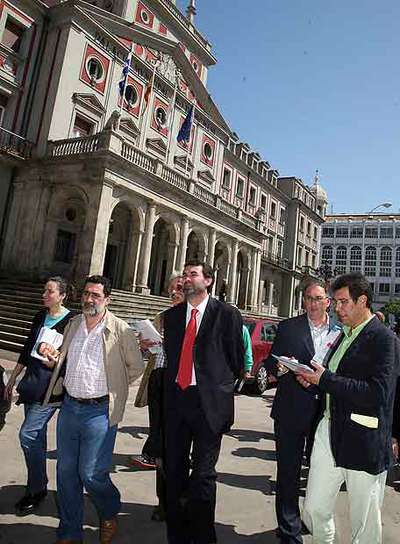 Quintana pasea ante el Ayuntamiento de Ferrol junto Xoán Xosé Pita, el candidato del BNG a la alcaldía.