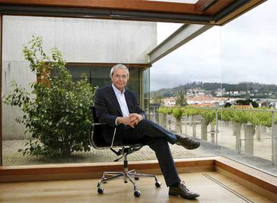 El presidente de la Xunta, Emilio Pérez Touriño, en su residencia oficial de Monte Pío, en Santiago.