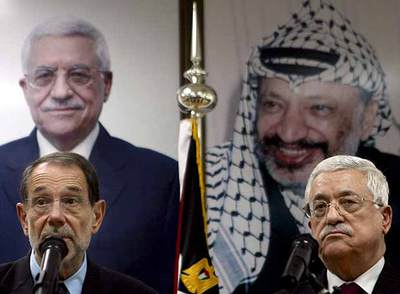 El jefe de la diplomacia europea, Javier Solana, y el presidente palestino, Mahmud Abbas, ayer en Gaza.