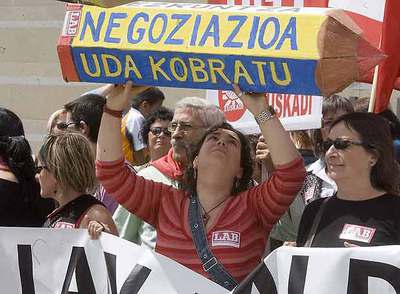 Los sindicatos que apoyan la huelga se concentraron ayer ante la sede del Gobierno en Vitoria.