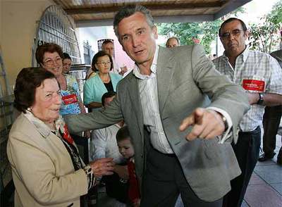 Paulino Plata saluda ayer a una señora antes de empezar el mitin en Marbella.