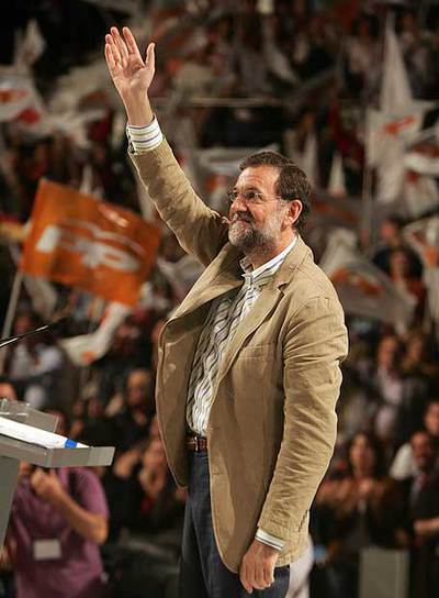 Rajoy saluda durante el mitin de cierre de campaña del PP.