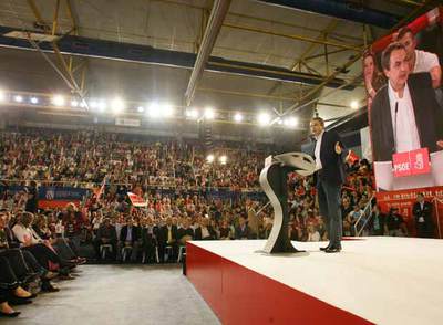 El jefe del Ejecutivo, José Luis Rodríguez Zapatero, durante el mitin de cierre de campaña del PSOE en Fuenlabrada (Madrid.