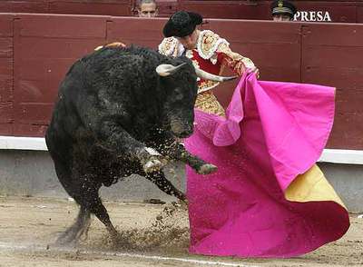 Serafín Marín durante su primer toro ayer en la decimoctava corrida de la Feria de San Isidro.