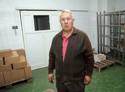 Tomás Amutio Olave, el patriarca de la familia, ante el montacargas donde murió el trabajador.