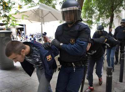 Jóvenes detenidos tras la celebración de una manifestación de estudiantes en Barcelona.