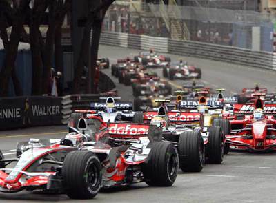 Fernando Alonso lidera la carrera ante Hamilton en la salida del Gran Premio.