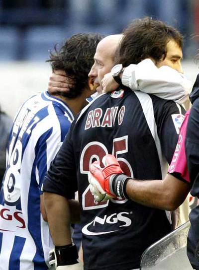 Miguel Ángel Lotina consuela a Bravo y Víctor López.