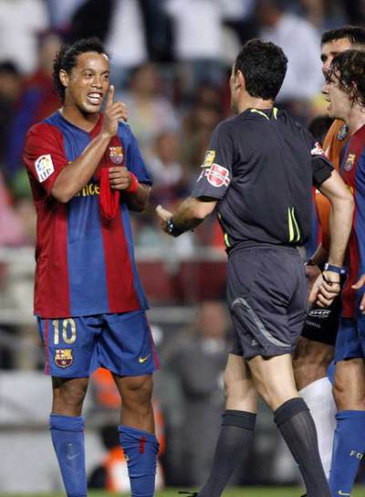 Ronaldinho, ante Pérez Burrull antes de ser expulsado.