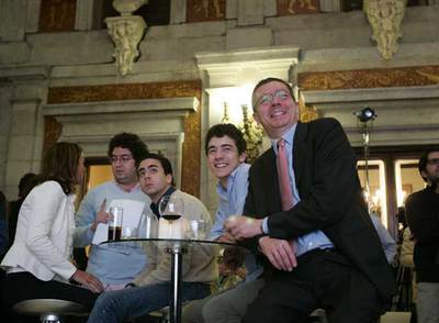 El alcalde de Madrid, Alberto Ruiz-Gallardón, con su esposa y sus hijos, sigue los sondeos electorales en la Casa de la Villa.