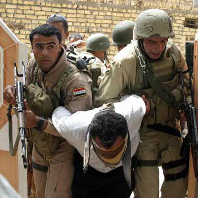 Soldados iraquíes trasladan a un detenido tras registrar una casa en Hilla, 100 kilómetros al sur de Bagdad.