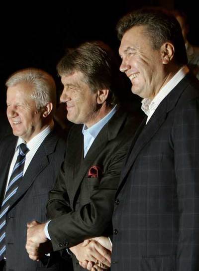 De izquierda a derecha, Olexandr Moroz, Víctor Yúshenko y Víctor Yanukóvich, ayer en Kiev.