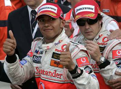Lewis Hamilton y Fernando Alonso celebran en Montecarlo haber copado los dos primeros peldaños del podio.