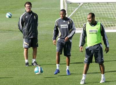 Capello observa a Robinho y Emerson durante un entrenamiento en Valdebebas.