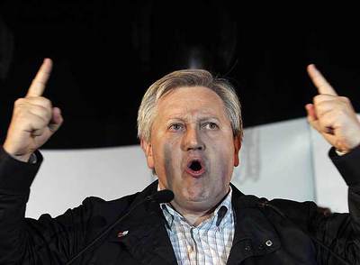 El líder de Nafarroa Bai, Patxi Zabaleta, durante la noche electoral en Pamplona.