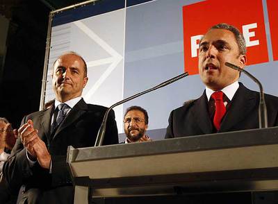Miguel Sebastián (izquierda) y Rafael Simancas, en su comparecencia conjunta tras conocer los resultados en la noche electoral.