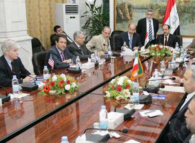 Nuri al Maliki preside la reunión entre los embajadores de EE UU, Ryan Crocker (primero por la izquierda), e Irán, Hasan Kazemi (tercero por la derecha).