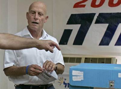 El diputado Ami Ayalon prepara su voto en las primarias del Partido Laborista ayer en la ciudad de Geva Carmel.