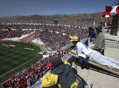 Partido de fútbol en 2005 en el estadio Garcilaso de la Vega, en Cuzco (Perú), a 3.400 metros de altitud.