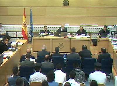 Los ocho peritos que han elaborado los informes de los explosivos, de espaldas, en los dos primeros bancos.