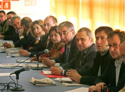 Rafael Simancas, cuarto por la derecha, en la reunión de ayer de la Ejecutiva Regional del Partido Socialista de Madrid.