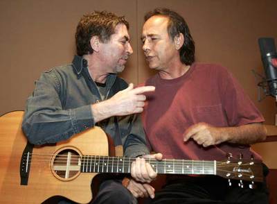 Joaquín Sabina y Joan Manuel, en un estudio de grabación.