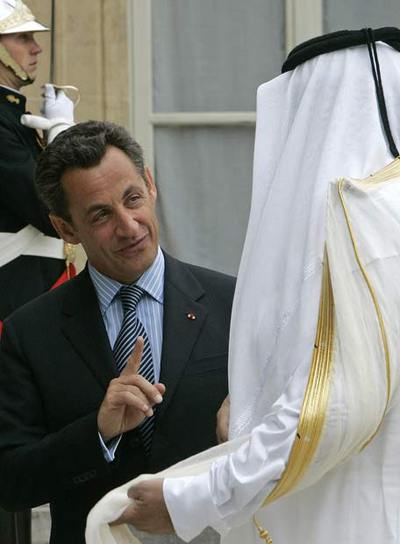 Nikolas Sarkozy y el emir de Qatar, Sheikh Hamad bin Khalifa al Thani, en El Elíseo.