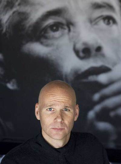 Laurens Drillich, presidente de BNN, ante una fotografía de Bart de Graaff.