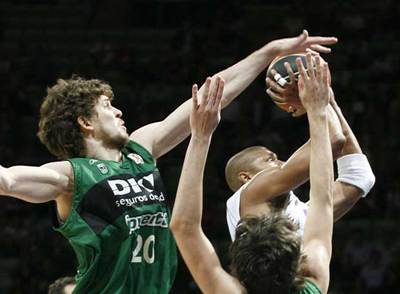 Smith intenta encestar pese a la oposición de Flis.