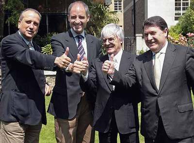 Roig, Camps, Ecclestone y Olivas, presidente de Bancaja, ayer tras el acuerdo.