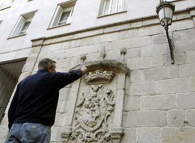 UNA FAROLA JUNTO AL ESCUDO DE MADRID