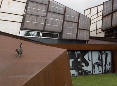 El edificio de la revista  El Croquis,  en El Escorial (Madrid), fue proyectado por Fernando Márquez y Richard Levene, arquitectos y fundadores de la publicación.rnAlgunas de las maquetas de edificios que se pueden ver en la sede de  El Croquis. 