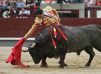  El Cid  da un pase a un  victorino  durante la corrida de ayer en Las Ventas.