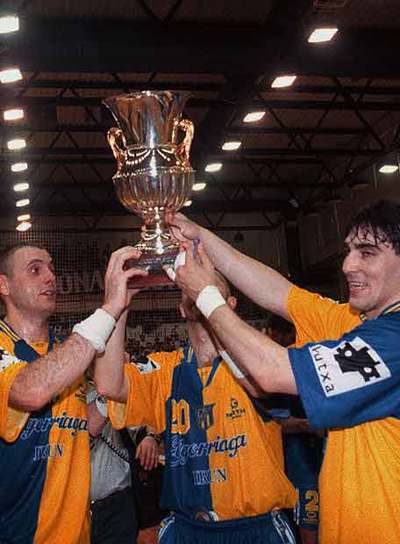 Los jugadores del Bidasoa celebran la Copa de Europa de 1997