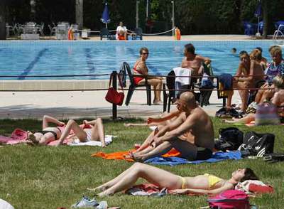 Primer día al sol de las piscinas municipales