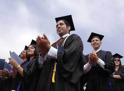 Una promoción de estudiantes abandona la Universidad en EE UU.