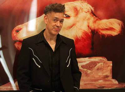 El fotógrafo Andres Serrano, ante una obra suya expuesta en el Círculo de Bellas Artes.