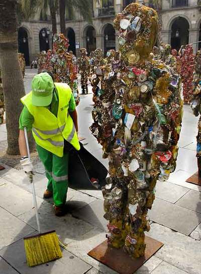Los 'Trash people' toman la plaza Reial