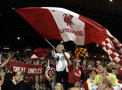 Aficionados del Liverpool en  The Kop,  la emblemática grada de Anfield, su estadio.