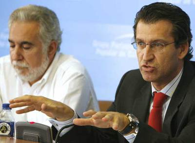 Alberto Núñez Feijóo (a la derecha), junto al diputado del PP Miguel Santalices, ayer en el Parlamento.