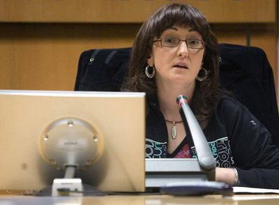 La representante de ELA, Nere Urrestarazu, durante su intervención ante la comisión de Sanidad.