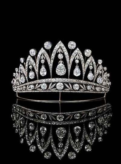 La tiara que sale a subasta.