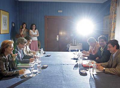 Un momento de la reunión de ayer entre las delegaciones de PSOE e IU en un hotel de Sevilla.